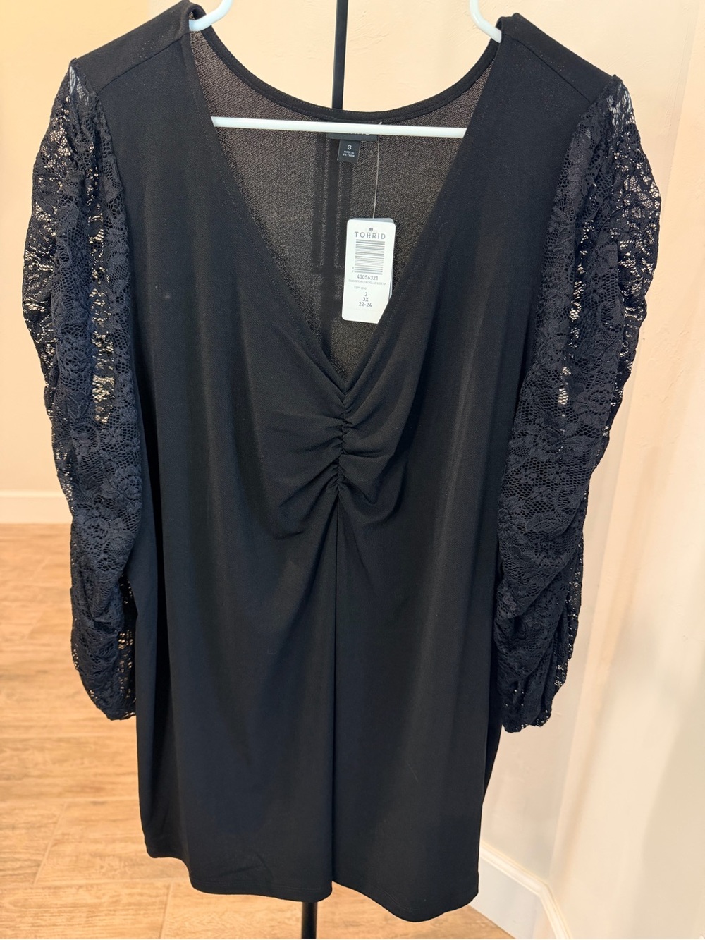 Torrid Black Lace Sleeve Ruched V-Neck Top – Size 3 (3X / 22-24) NWT